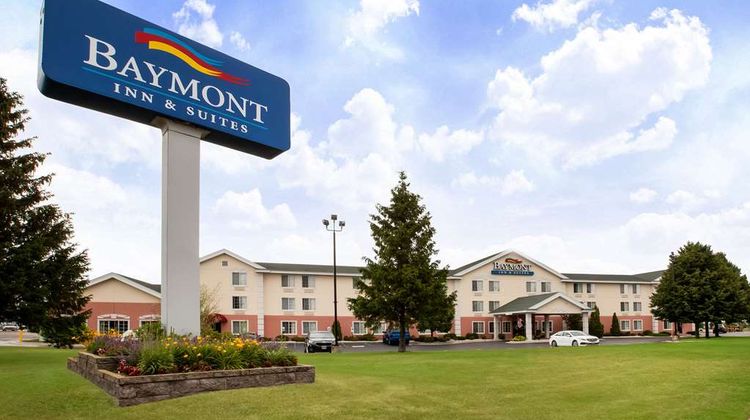 Baymont Inn & Suites Mackinaw City Exterior