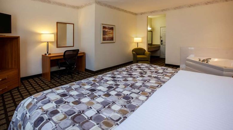 <b>Baymont Inn & Suites Mackinaw City Suite</b>. Images powered by <a href="https://iceportal.shijigroup.com/" title="IcePortal" target="_blank">IcePortal</a>.