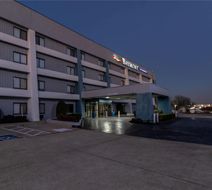 Baymont Inn & Suites Arlington Exterior