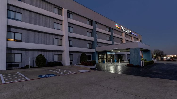 Baymont Inn & Suites Arlington Exterior