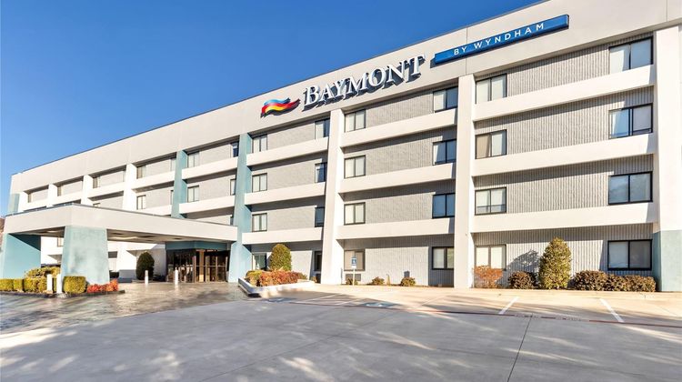 Baymont Inn & Suites Arlington Exterior