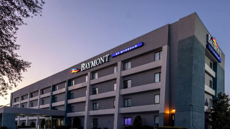 Baymont Inn & Suites Arlington Exterior