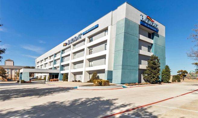 Baymont Inn & Suites Arlington Exterior