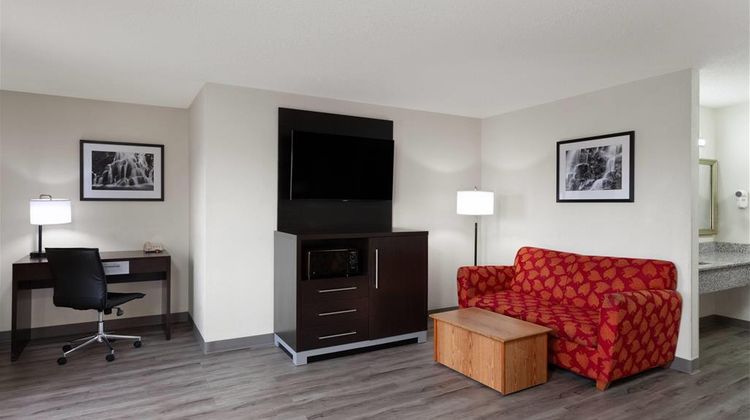 Baymont Inn & Suites Green Bay Suite