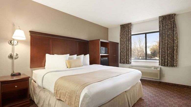 <b>Baymont Inn & Suites Sioux Falls Suite</b>. Images powered by <a href="https://iceportal.shijigroup.com/" title="IcePortal" target="_blank">IcePortal</a>.