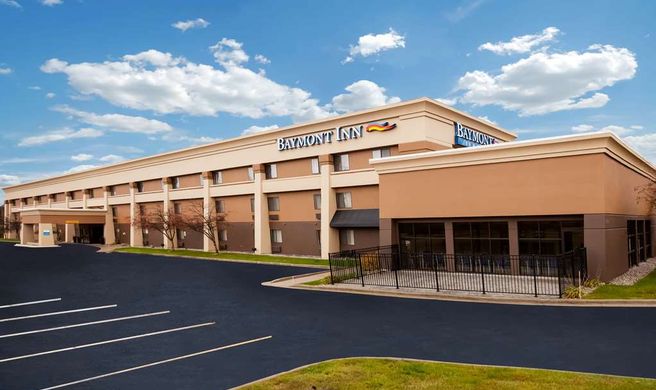 Baymont Inn & Suites Traverse City Exterior