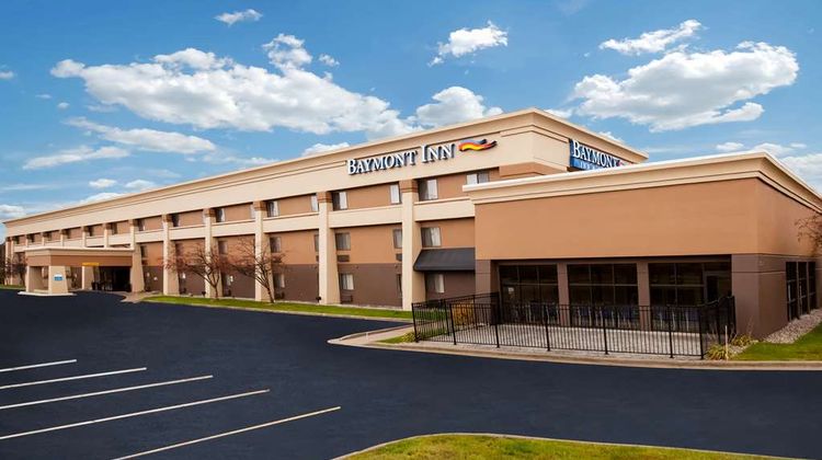 Baymont Inn & Suites Traverse City Exterior