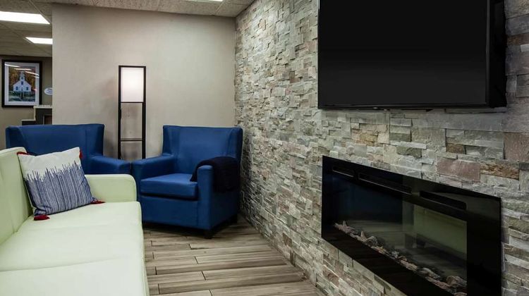 Baymont Inn & Suites Traverse City Lobby