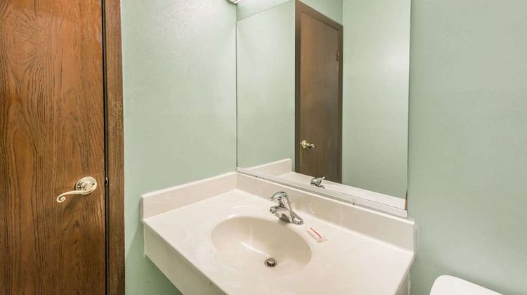 Days Inn & Suites Youngstown/Girard Room