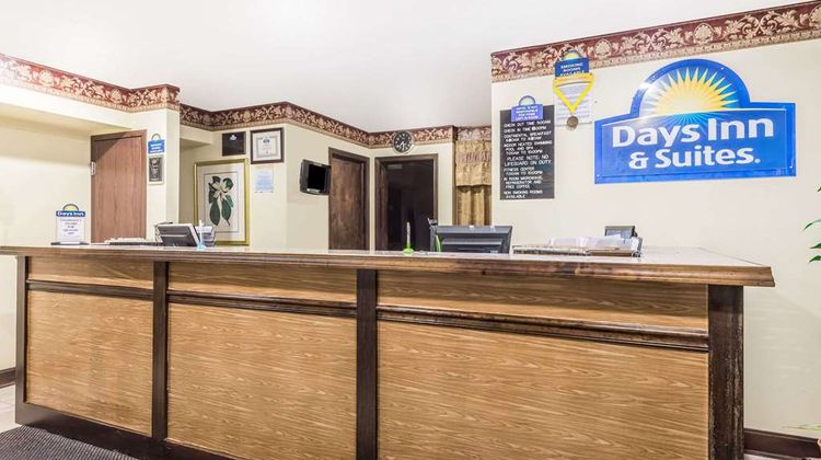 Days Inn & Suites Youngstown/Girard Lobby