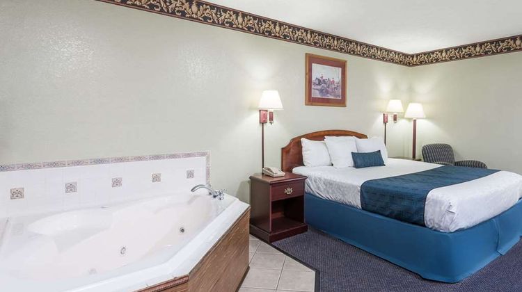 Days Inn & Suites Youngstown/Girard Suite