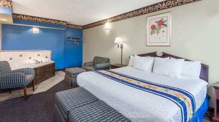 Days Inn & Suites Youngstown/Girard Suite