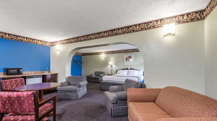 Days Inn & Suites Youngstown/Girard Suite