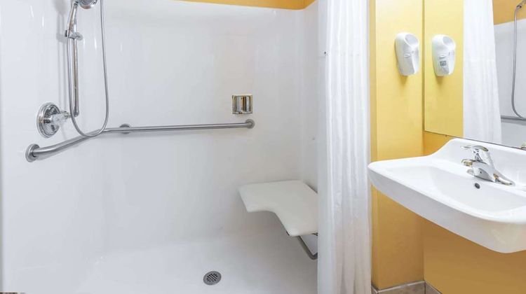 Days Inn & Suites Youngstown/Girard Room