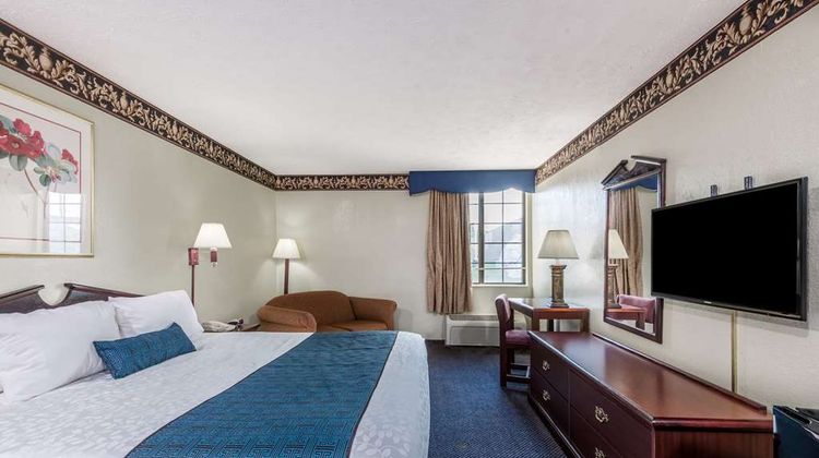 Days Inn & Suites Youngstown/Girard Room