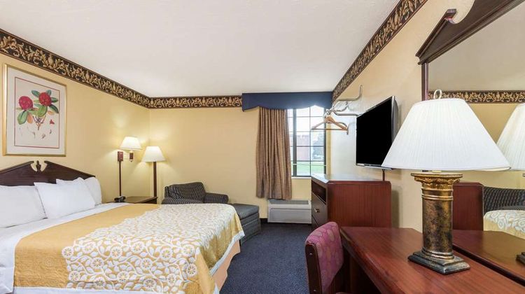 Days Inn & Suites Youngstown/Girard Room