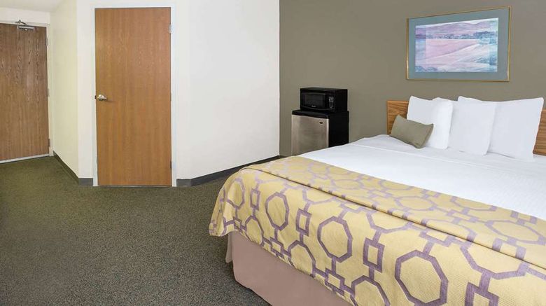 <b>Baymont Inn & Suites Janesville Room</b>. Images powered by <a href="https://iceportal.shijigroup.com/" title="IcePortal" target="_blank">IcePortal</a>.