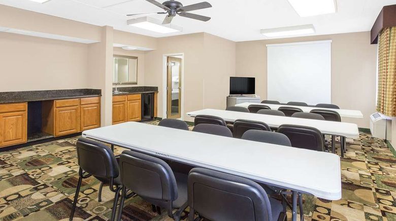 <b>Baymont Inn & Suites Janesville Meeting</b>. Images powered by <a href="https://iceportal.shijigroup.com/" title="IcePortal" target="_blank">IcePortal</a>.