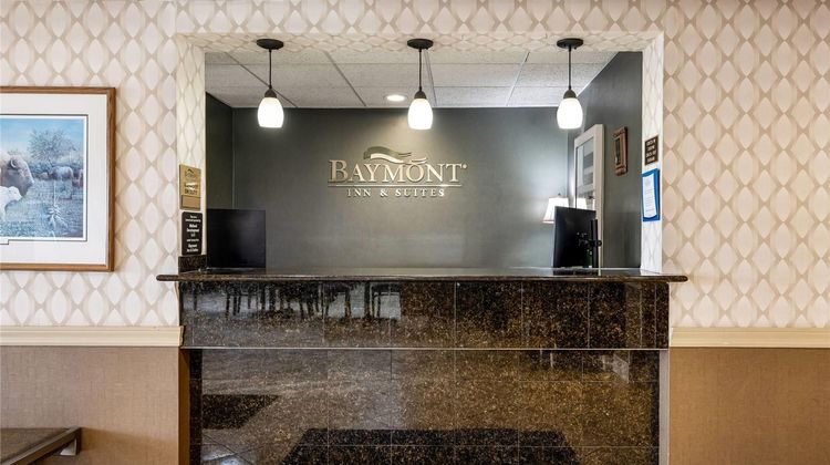 Baymont Inn & Suites Janesville Lobby