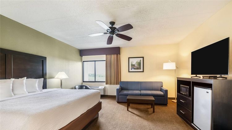 Baymont Inn & Suites Janesville Suite