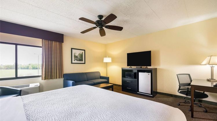 Baymont Inn & Suites Janesville Suite