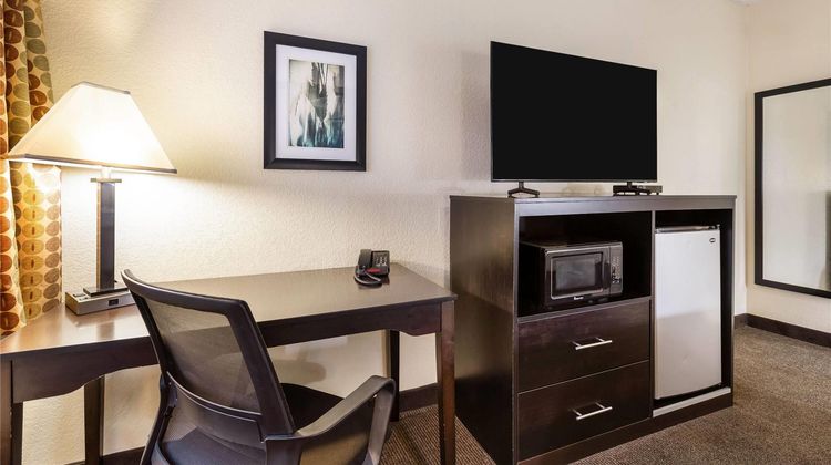 Baymont Inn & Suites Janesville Room