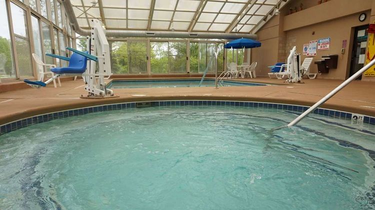 Baymont Inn & Suites Bridgeport Pool