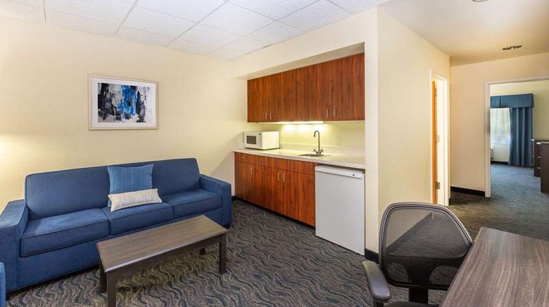 <b>Baymont Inn & Suites Des Moines Airport Suite</b>. Images powered by <a href="https://iceportal.shijigroup.com/" title="IcePortal" target="_blank">IcePortal</a>.