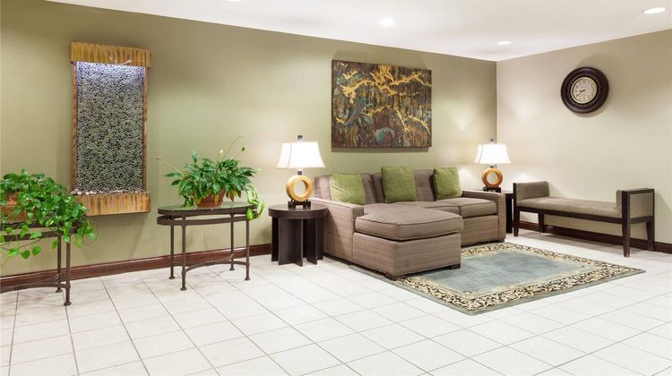 Baymont Inn & Suites Dale Lobby