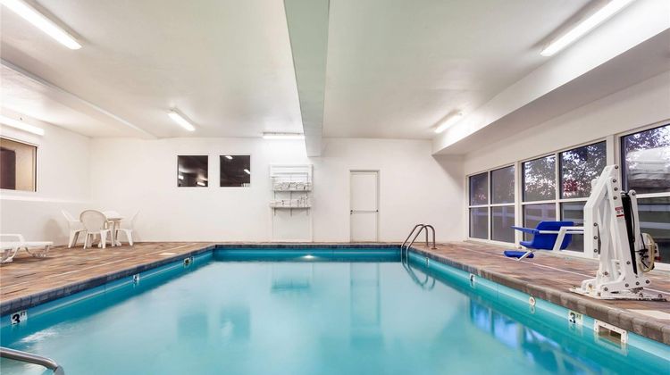 Baymont Inn & Suites Dale Pool
