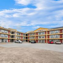 Super 8 by Wyndham Metairie