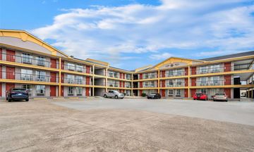 Super 8 by Wyndham Metairie