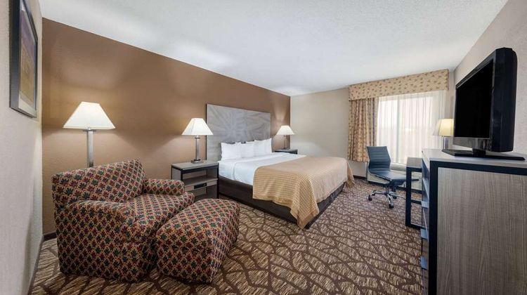 Baymont Inn & Suites Lawrence Room