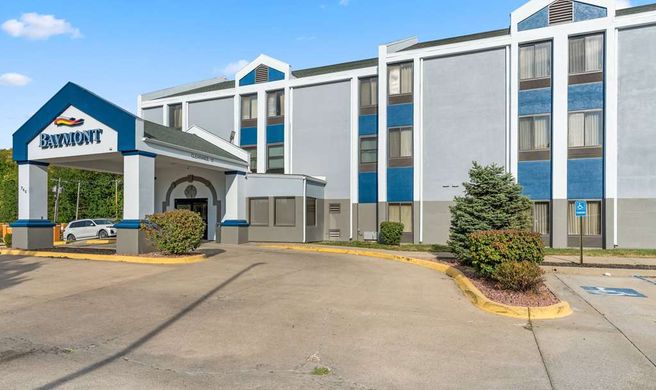 Baymont Inn & Suites Lawrence Exterior