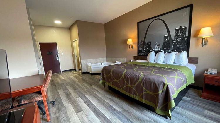 Super 8  Rolla Room