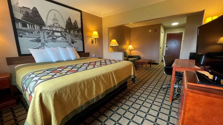 Super 8  Rolla Room