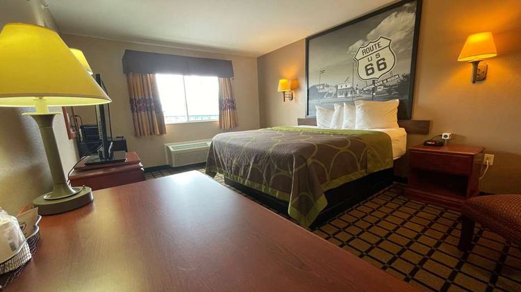 Super 8  Rolla Room