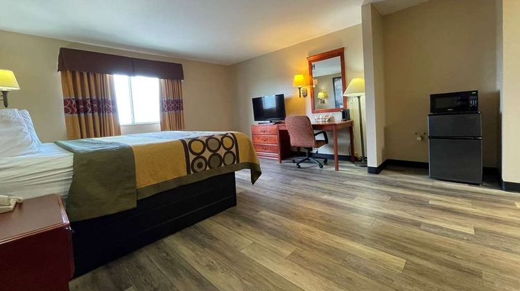 Super 8  Rolla Room