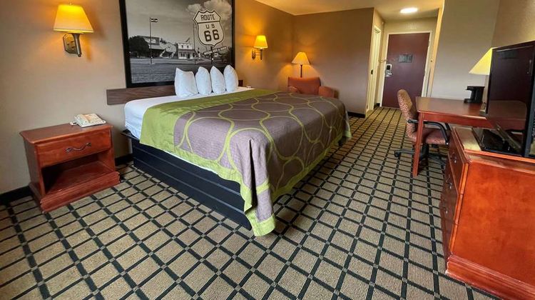 Super 8  Rolla Room