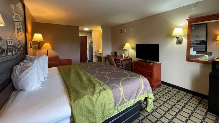 Super 8  Rolla Room