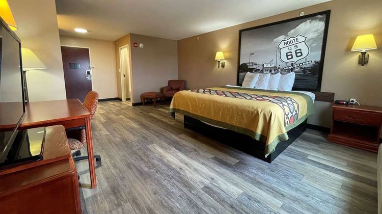 Super 8  Rolla Room