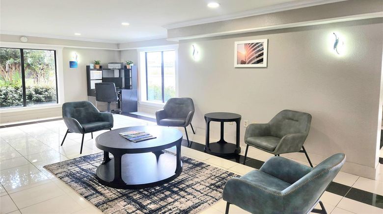 <b>Days Inn Houston Lobby</b>. Images powered by <a href="https://iceportal.shijigroup.com/" title="IcePortal" target="_blank">IcePortal</a>.
