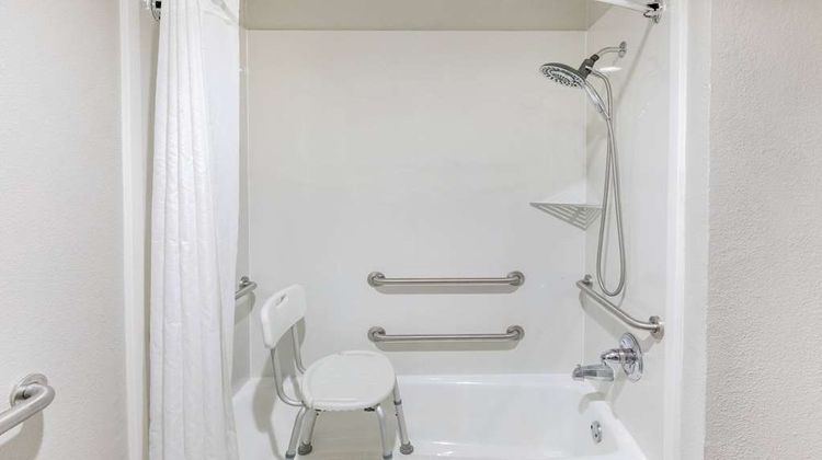Days Inn & Suites Huntsville Room