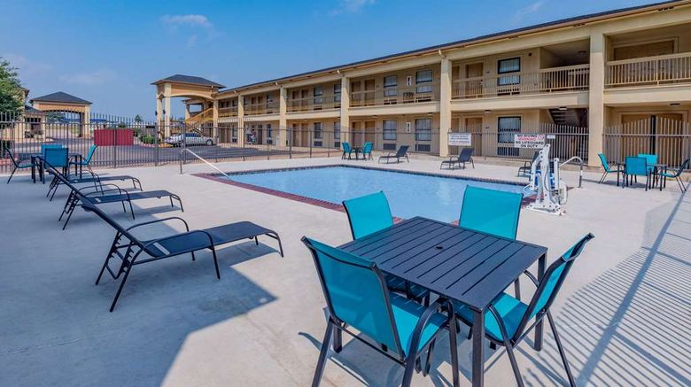 <b>Days Inn & Suites Huntsville Pool</b>. Images powered by <a href="https://iceportal.shijigroup.com/" title="IcePortal" target="_blank">IcePortal</a>.