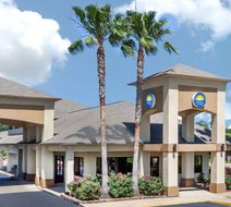 Days Inn & Suites Huntsville Exterior