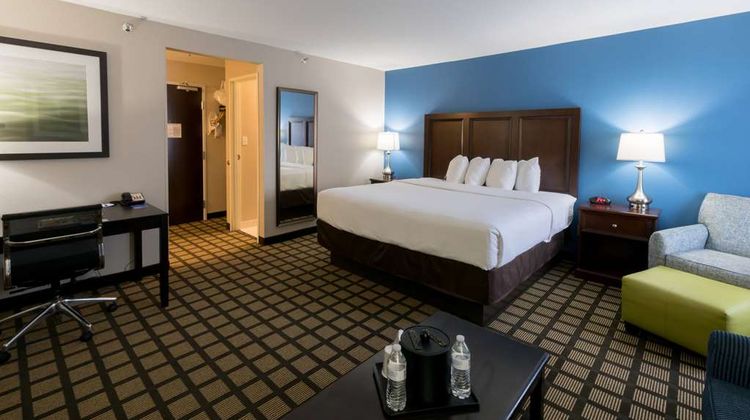 Baymont by Wyndham Detroit Airport Room