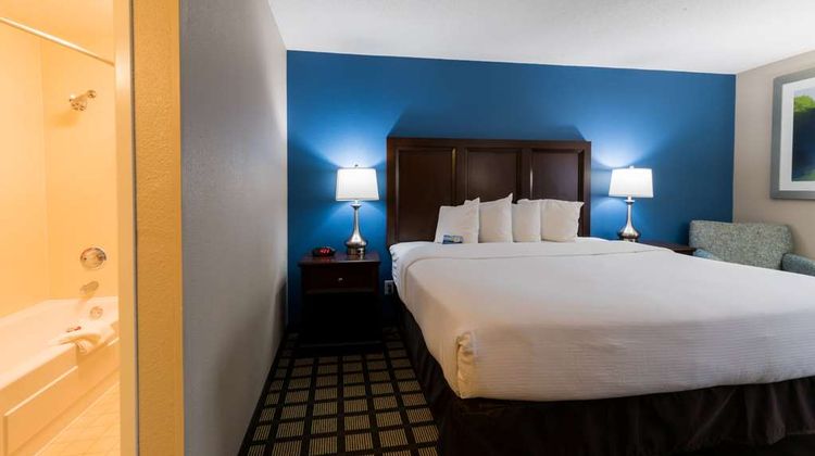 Baymont by Wyndham Detroit Airport Room