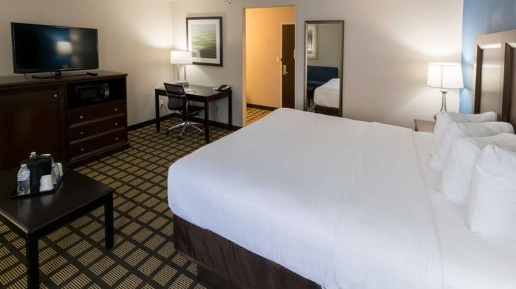 Baymont by Wyndham Detroit Airport Room