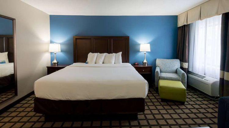 Baymont by Wyndham Detroit Airport Room