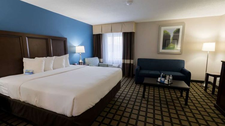 Baymont by Wyndham Detroit Airport Room